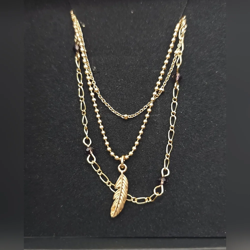 Layered chain feather charm necklace - Picture 5 of 6